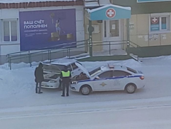 Сотрудники ДПС помогли водителю заглохшего автомобиля на оживленной улице Мегиона