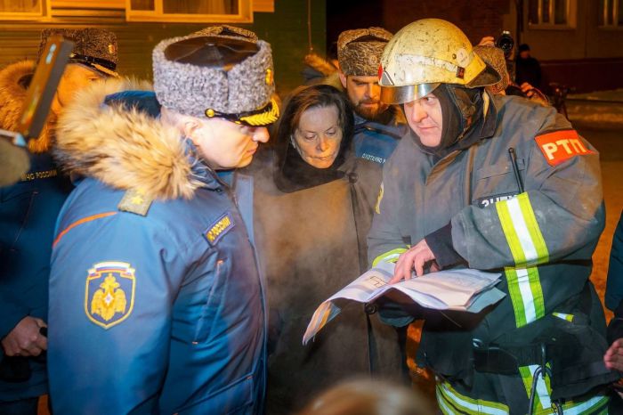 ​Наталья Комарова посетила спасателей, работающих в Нижневартовске, и встретилась с жителями пострадавшего дома