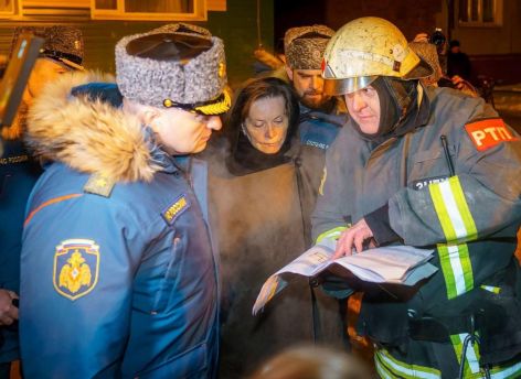 Наталья Комарова посетила спасателей, работающих в Нижневартовске, и встретилась с жителями пострадавшего дома