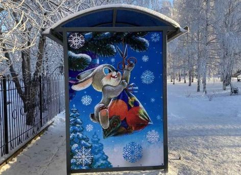 В Советском остановки украсили советскими открытками