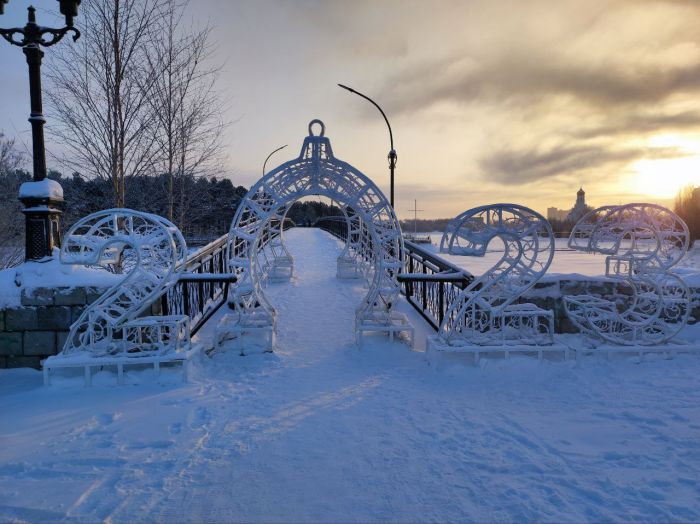 Ледовые городки, елки и гирлянды: Сургут преображается к Новому году