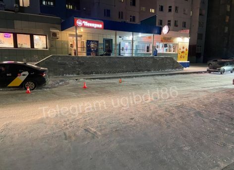 Ребенок попал под колеса автомобиля во дворе дома в Сургуте