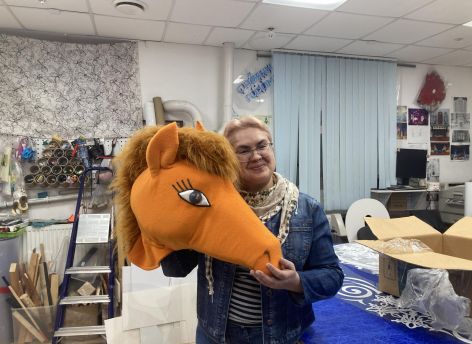 Кто одевает музыку в декорации?