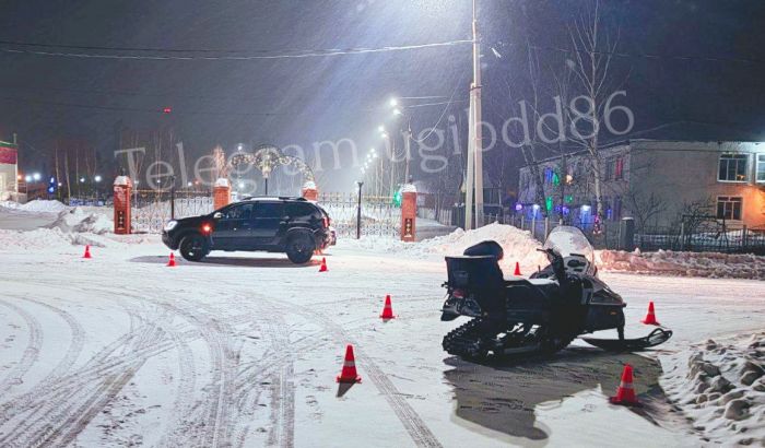 Югорчанин на снегоходе столкнулся с автомобилем