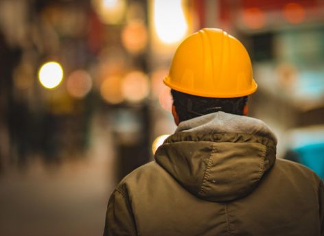 В Югре продлили запрет для иностранцев на работу в такси и школах до 2023 года