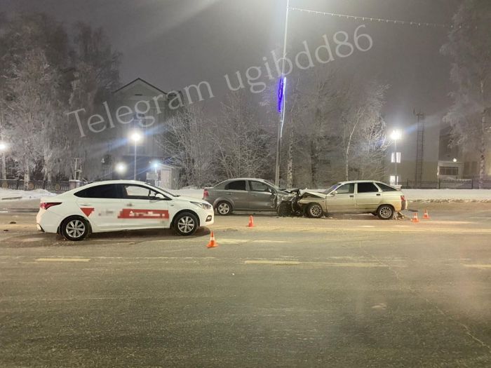 В Ханты-Мансийске столкнулись три автомобиля - пострадали два человека