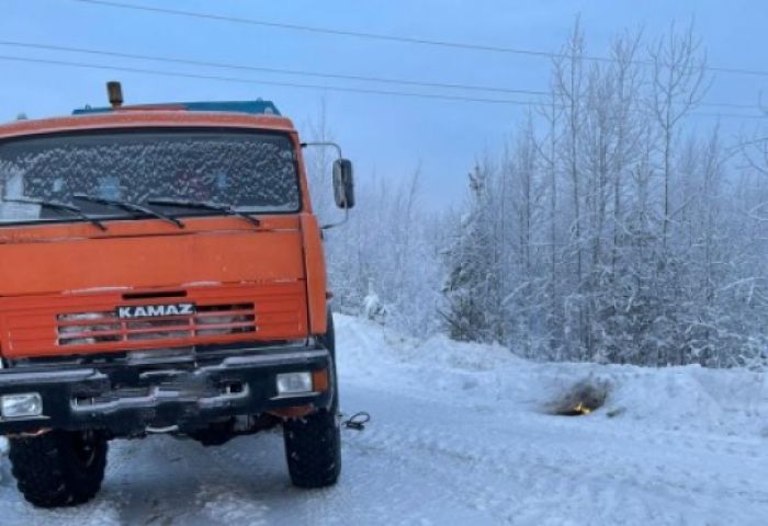 На трассе в Югре едва не замерз водитель грузовика
