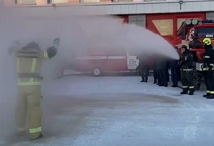 Югорских пожарных облили из брандспойтов перед уходом на пенсию
