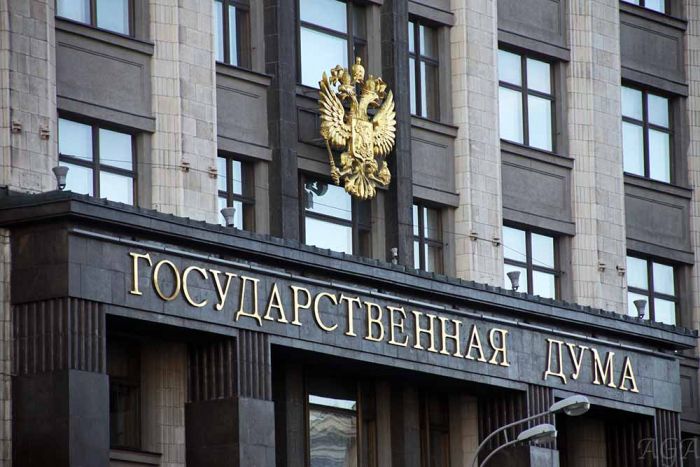 В Госдуме предложили обеспечить сирот жильем уехавших россиян