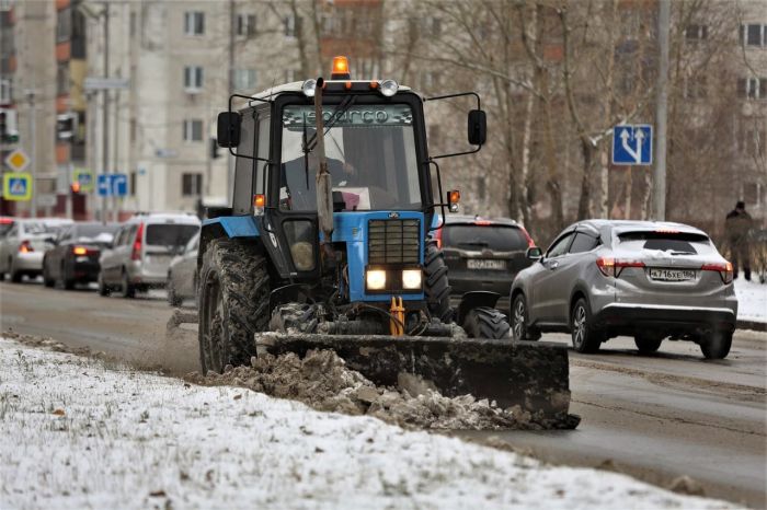 Ежедневно 65 единиц техники выходят очищать Сургут от снега