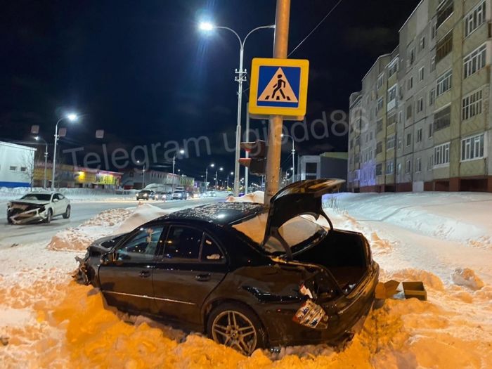 При столкновении двух Мерседесов в Сургуте пострадали два человека