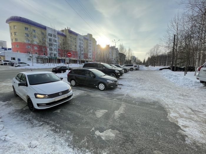 Около 60 парковочных мест появятся возле медучреждений Нижневартовска