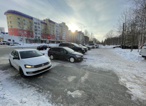 Около 60 парковочных мест появятся возле медучреждений Нижневартовска