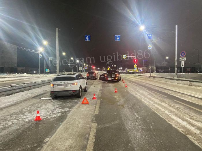 Пьяный водитель «собрал» пять дорогих автомобилей на дороге в Сургуте