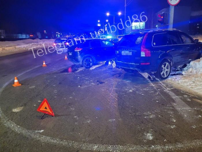 В Нижневартовске при столкновении Volvo и «Лады» пострадал подросток