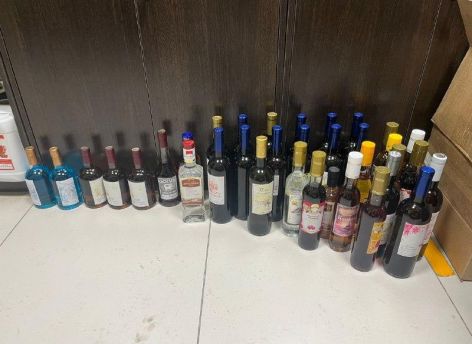 Жительница Нягани продавала в магазине самодельный алкоголь
