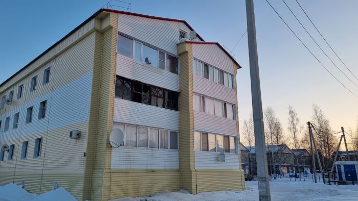 В югорском поселке курильщик устроил пожар – эвакуировали более 20 человек