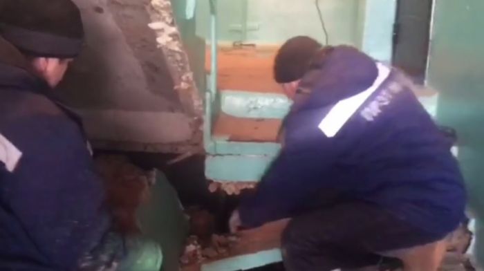 В Нижневартовске в жилом доме обрушился лестничный пролет