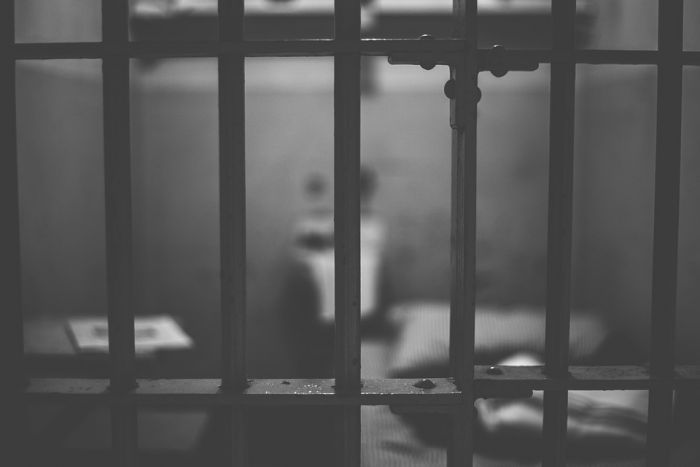 В югорском селе мужчина порезал ножом супругу