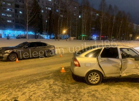 В Нижневартовске при столкновении «Лады» с BMW пострадал пассажир