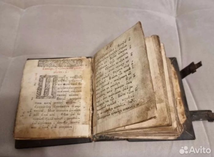 ​Вартовчанин продает библию, которой почти 130 лет