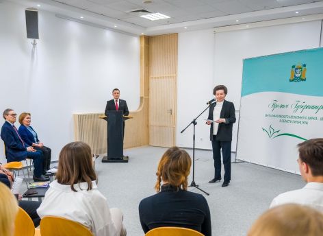 Наталья Комарова наградила литераторов и встретилась с «Детьми Сократа»