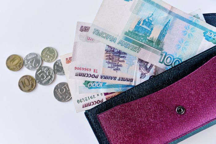 Около 50% родителей старшеклассников в ХМАО не контролируют траты своих детей