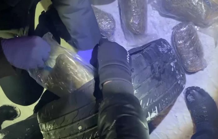 ​В ХМАО обнаружили более семи килограммов наркотиков в «запаске» и двери автомобиля