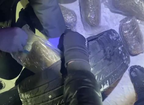 ​В ХМАО обнаружили более семи килограммов наркотиков в «запаске» и двери автомобиля