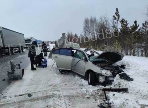 Двое взрослых и ребенок погибли в ДТП с грузовиком в Сургутском районе