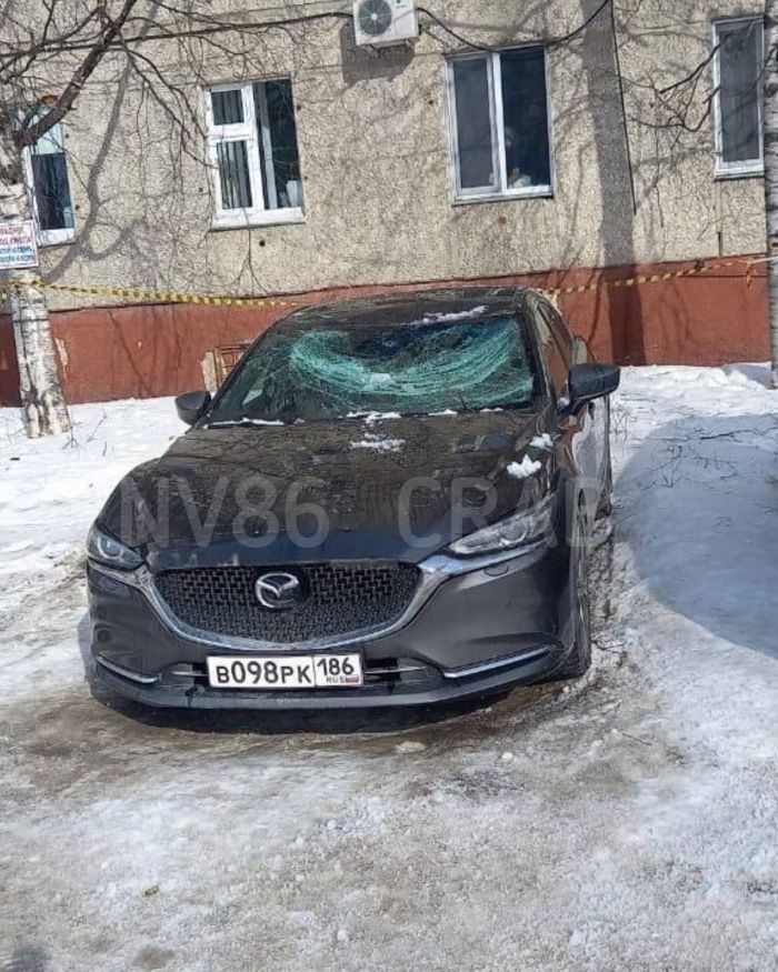 Упавшая с крыши поликлиники глыба льда смяла машину вартовчанина 