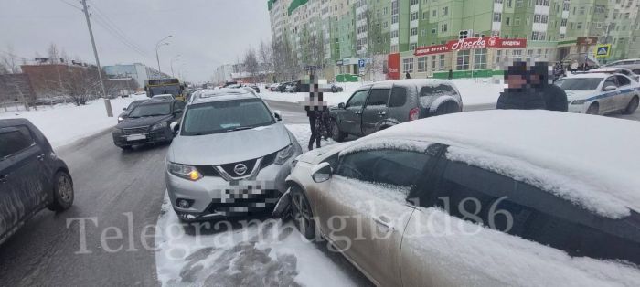 ​Три автомобиля столкнулись в Нижневартовске - пострадал молодой водитель