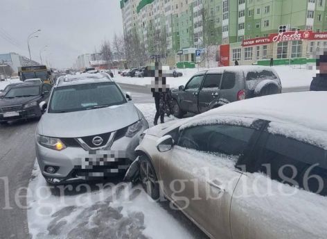 Три автомобиля столкнулись в Нижневартовске - пострадал молодой водитель