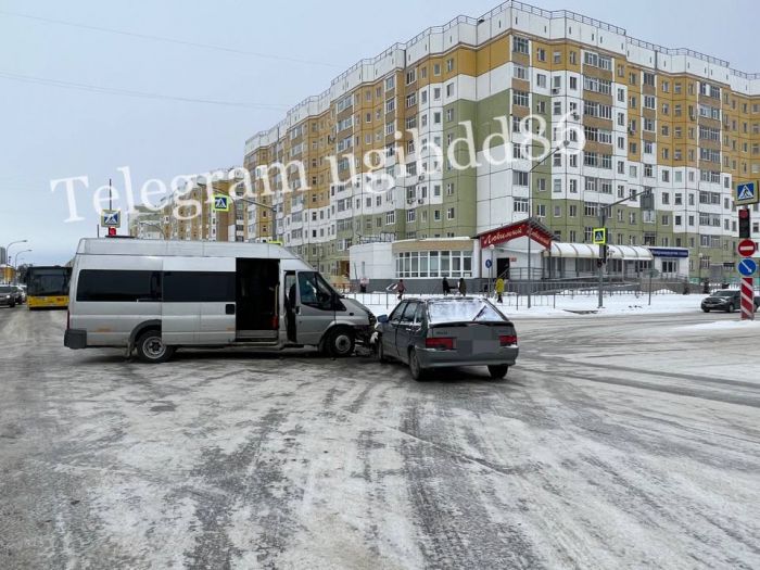 ​В Нижневартовске микроавтобус не поделил дорогу с легковушкой - пострадал мужчина