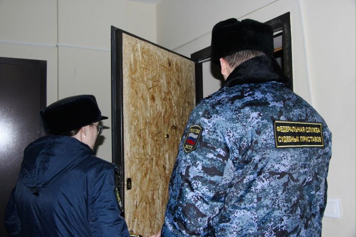 Более 80 мигрантов были отправлены обратно на родину судебными приставами Югры