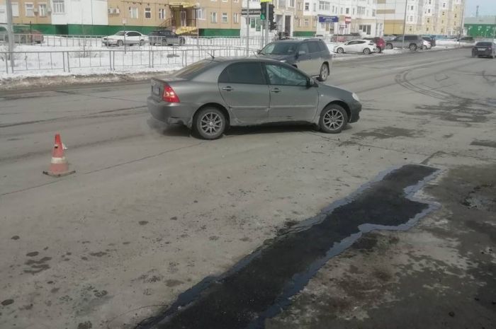 ​В Нижневартовске латают образовавшиеся за зиму выбоины