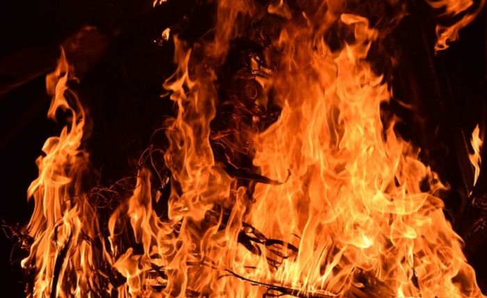 В югорском поселке при пожаре в доме погиб пожилой мужчина