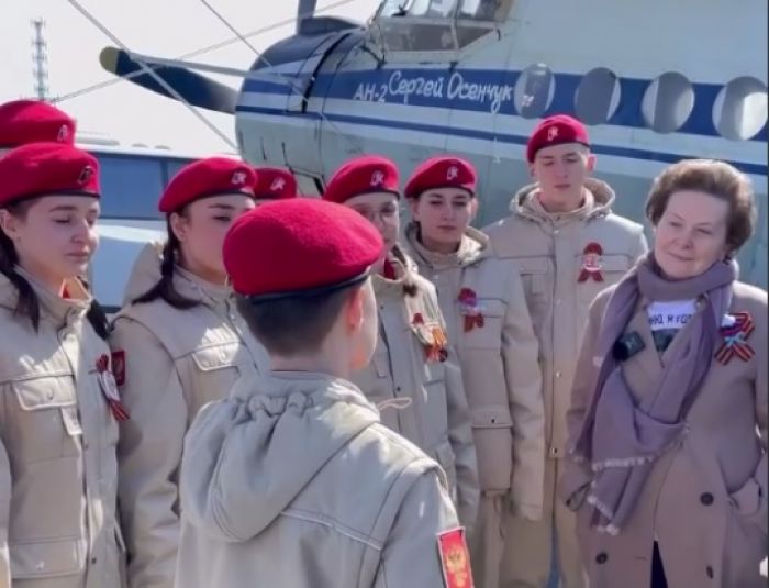 ​Наталья Комарова облетела Нижневартовск на самолете «АН-2»