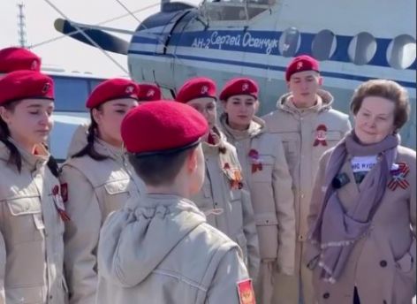 Наталья Комарова облетела Нижневартовск на самолете «АН-2»