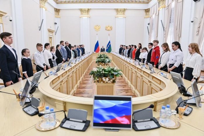 Александр Моор обсудил перспективы региона со школьниками