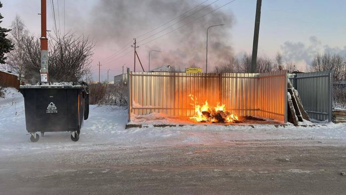 Жители Югры жалуются на поджигателей мусорных контейнеров