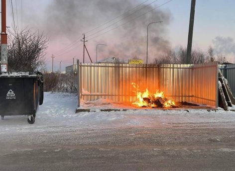 Жители Югры жалуются на поджигателей мусорных контейнеров