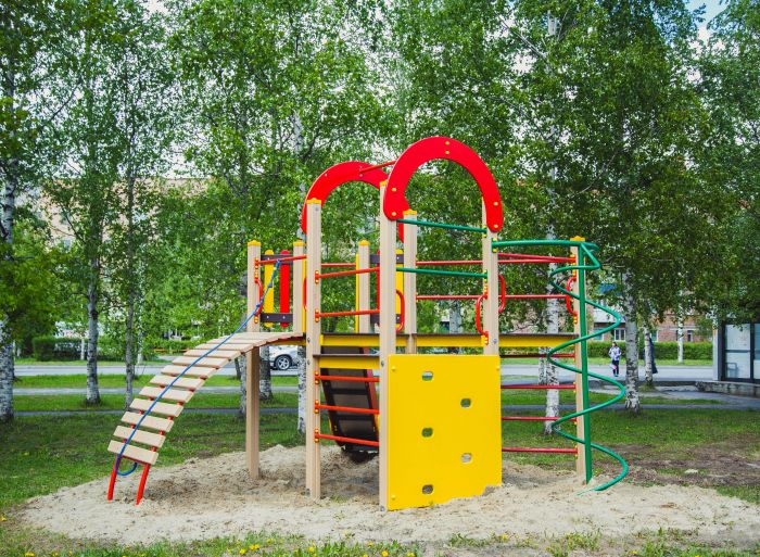 В Нижневартовске следователи проверят информацию о ребенке, который сорвался с качели