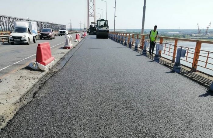 На мосту через Обь в районе Сургута продолжаются ремонтные работы