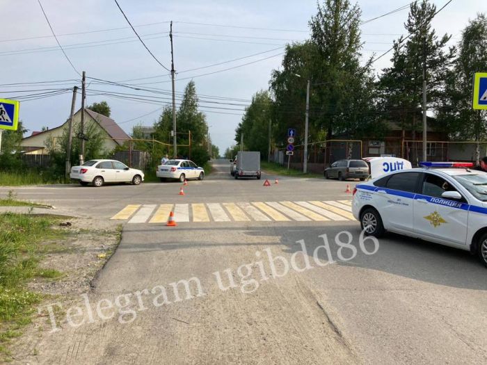 ​В Нягани семилетняя девочка на велосипеде угодила под автомобиль на «зебре»