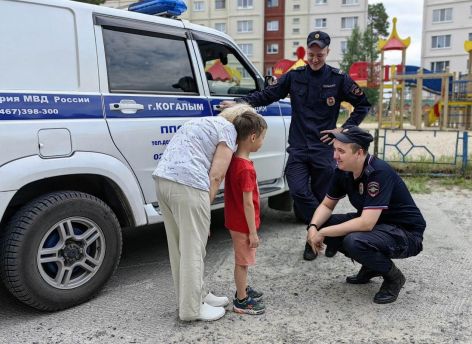Полицейские Югры нашли и вернули бабушке заблудившегося внука