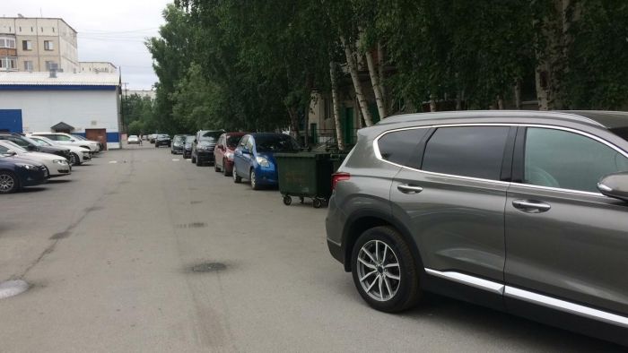 ​Сотни тысяч автомобилей, стоящие как попало во дворах и улицах Сургута – это же, по сути, городские бомжи