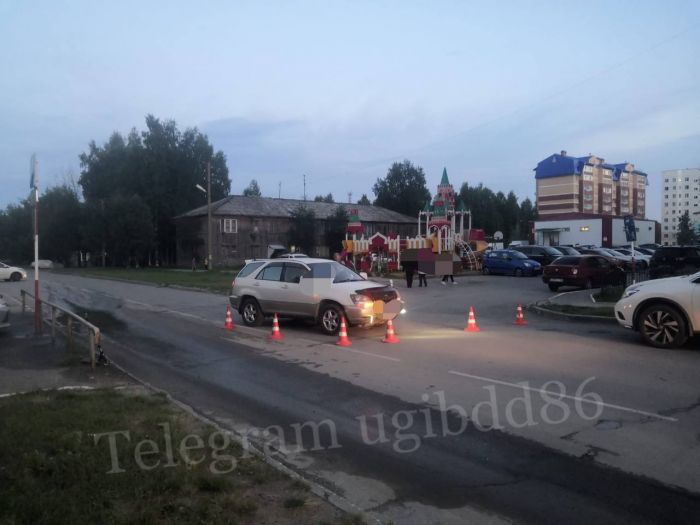 В Мегионе под колеса автомобиля угодил семилетний мальчик на самокате
