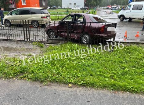 Пожилой водитель из Нижневартовска неудачно выехал со двора и устроил ДТП