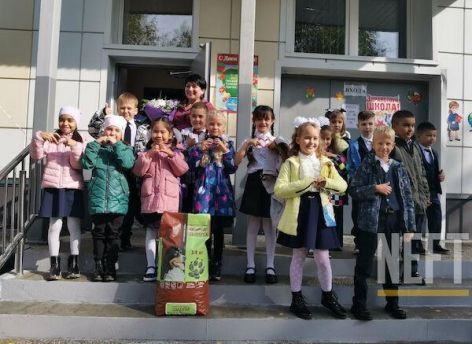 Сургутские школьники помогли приюту для собак вместо покупки букетов